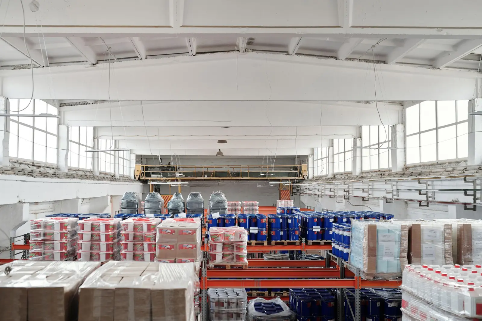 Große Lagerhalle mit palettierter Ware